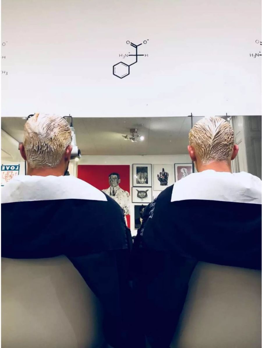 Loris Benito und Christian Fassnacht auf dem Coiffeur-Stuhl.