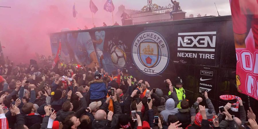 Liverpool-Fans warfen vor dem Spiel gegen Manchester Gegenstände an den City-Bus.