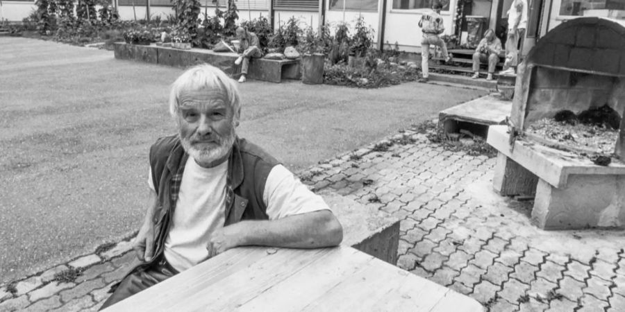 Der als Obdachlosen-Pfarrer bekannt gewordene Sieber war in der Schweiz sehr geschätzt. Hier wurde er am 29. August 1994 in Urdorf vor seinem «Urdörfli» fotografiert, das «Urdörfli» sollte ein Vorbild für ein neues Selbsthilfedorf für Drogensüchtige sein.