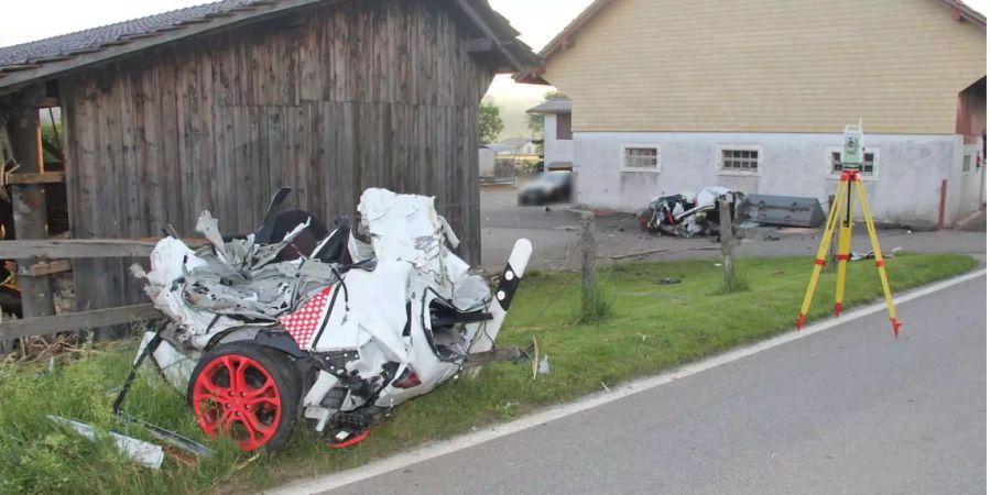 So zerquetscht sah ein Autoteil nach dem Unfall aus.