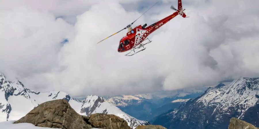 Ein Helikopter der Air Zermatt im Wallis.