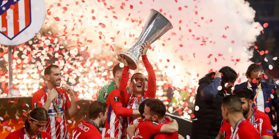 Lange darauf gewartet: Antoine Griezmann stemmt den Europa League-Pokal in die Höhe.