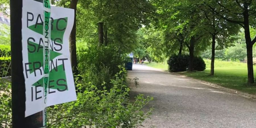 Unter dem Motto «Parc son frontières» besetzten die AktivistInnen den Platzspitz seit Freitagabend. Mit der Aktion wollten sie gegen Zwangsmassnahmen im «immer repressiver werdenden» Asylbereich protestieren und forderten «Bleiberecht für alle».