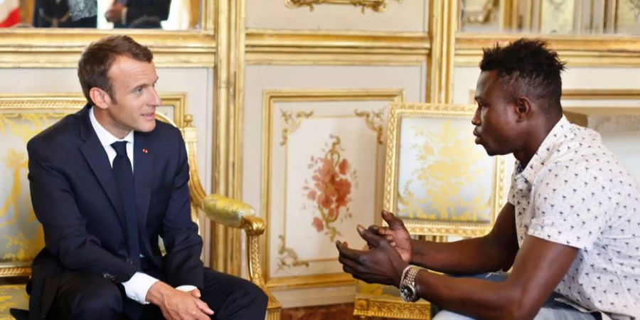 Am Montag wurde Mamoudou Gassama von Staatspräsident Emmanuel Macron persönlich im Élyséepalast empfangen.