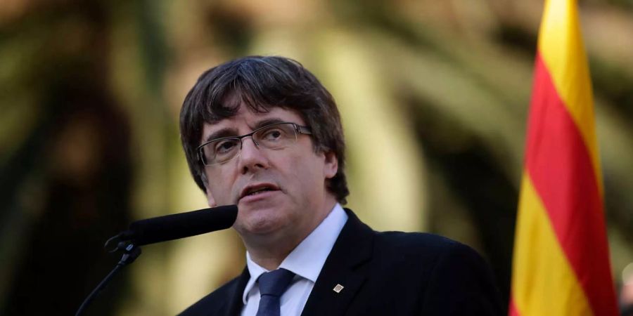 Wie wird er sich entscheiden? Katalanen-Chef Carles Puigdemont wandte sich mit Hilferuf an die Schweiz.