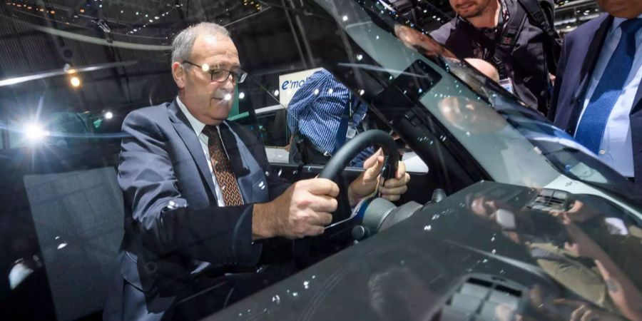 Der Bundesrat Guy Parmelin eröffnete den 88. Autosalon in Genf.