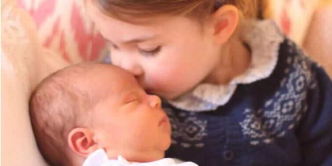 Mami Kate machte das Foto - Charlotte entzückt mit Brüderchen Prinz Louis das Netz