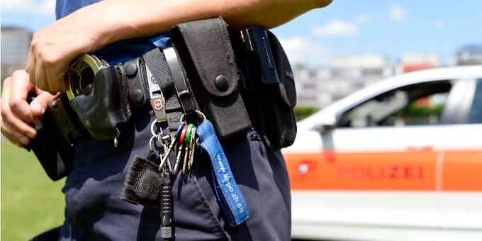 In Küsnacht ZH hat die Kantonspolizei Zürich drei Männer verhaftet. (Symbolbild) Polizei