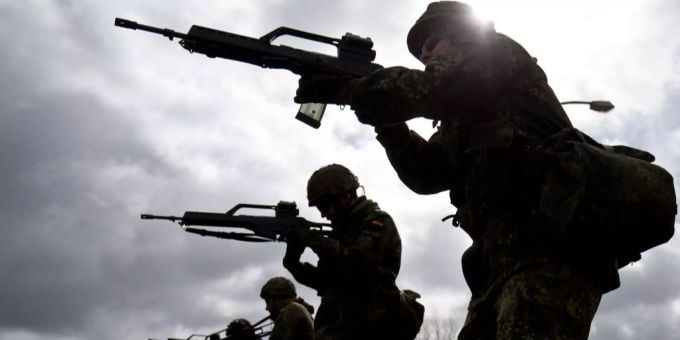 Rund 450 Soldaten der deutschen Luftwaffe stehen ab sofort unter niederländischem Kommando. Rund 450 Soldaten der deutschen Luftwaffe stehen ab sofort unter niederländischem Kommando.