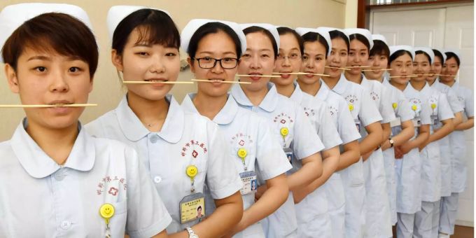 «​Welttag des Lächelns» - Chinesische Krankenschwestern üben Lächeln mit Essstäbchen