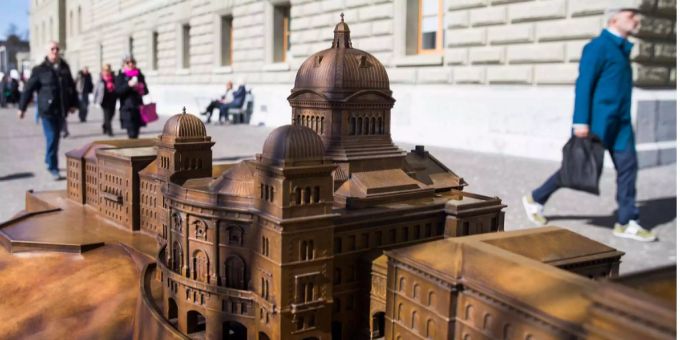 Bundeshaus zum Anfassen - Blindenverband schenkt dem Bund ein Bronzeguss