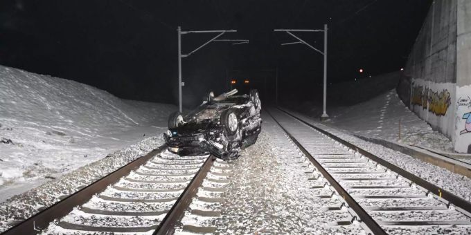 Das Auto überschlug sich und landete auf dem Dach. Das Auto überschlug sich und landete auf dem Dach.