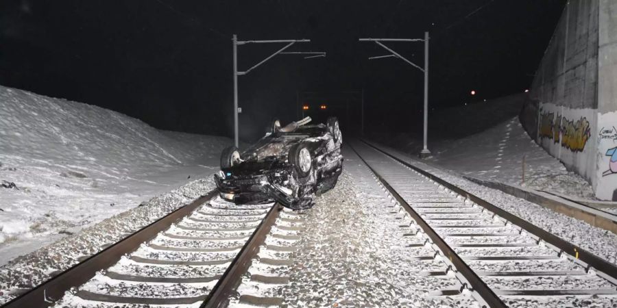 Das Auto überschlug sich und landete auf dem Dach.