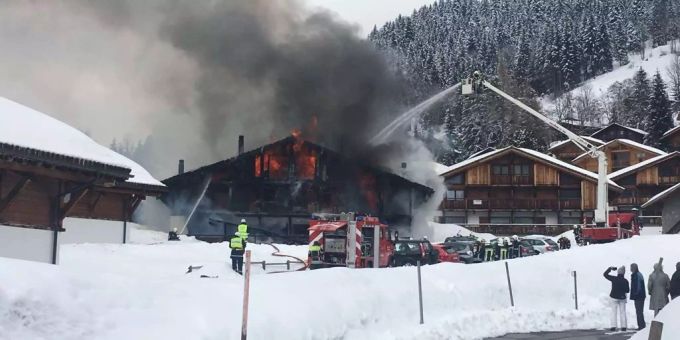 Die Feuerwehr löscht den Brand. Die Feuerwehr löscht den Brand.