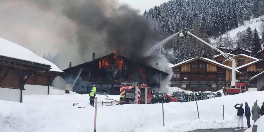 Die Feuerwehr löscht den Brand.