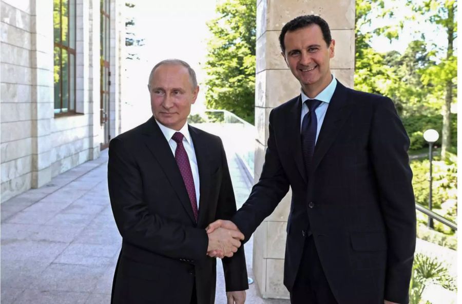 Putin begrüsst Assad zu einem Treffen in Sotschi.