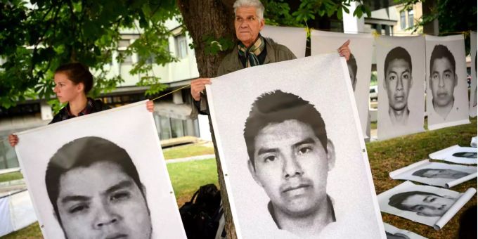 Waffengegner halten Fotos von 43 Studenten, die 2014 in Mexiko entführt und mutmasslich ermordet wurden. Laut der Organisation "Deutsche Menschenrechtskoordination Mexiko" wurden bei dem Vorfall Waffen von Heckler & Koch eingesetzt. Waffengegner halten Fotos von 43 Studenten, die 2014 in Mexiko entführt und mutmasslich ermordet wurden. Laut der Organisation "Deutsche Menschenrechtskoordination Mexiko" wurden bei dem Vorfall Waffen von Heckler & Koch eingesetzt.