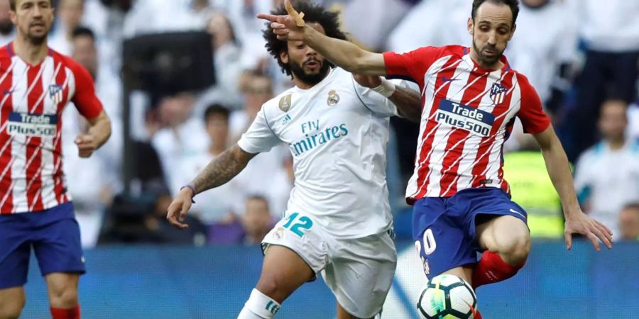 Reals Marcelo und Juanfran von Atlético kämpfen um den Ball.