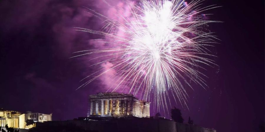 Feuerwerkskörper explodieren in Athen (Griechenland) über der Akropolis.