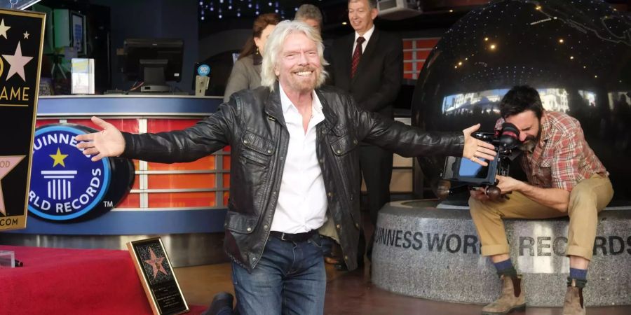 Richard Branson nimmt an einer Zeremonie teil, bei der ihm ein Stern auf dem Hollywood Walk of Fame verliehen wird.