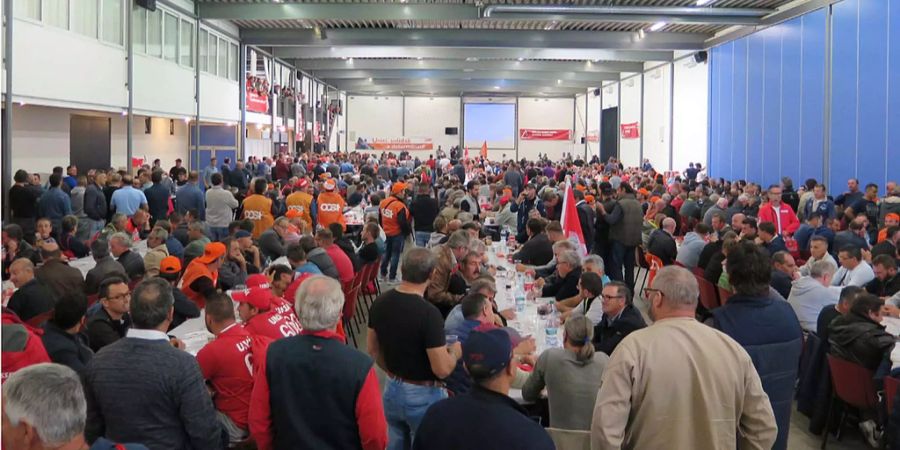 Die 3000 streikenden Bauarbeiter treffen sich in einer Versammlungshalle.