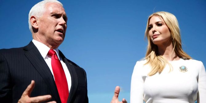 US-Vizepräsident Mike Pence (l.) spricht auf dem Flughafen in Mexiko-Stadt zu Reportern während Präsidententocher Ivanka Trump (r.) neben ihm steht.