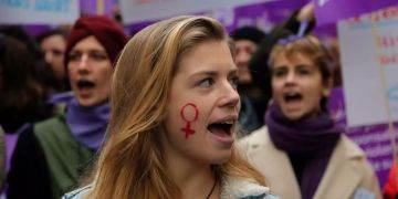 Eine Frau nimmt an einer Demonstration gegen Gewalt gegen Frauen teil.