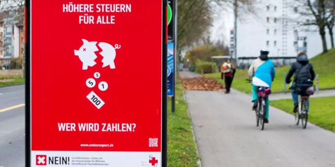 Der Kanton Zug will seine Steuern nicht erhöhen. Ein Abstimmungsplakat mit dem Slogan «Höhere Steuern für alle, wer wird zahlen NEIN» zur Volksinitiative «Schluss mit den Steuerprivilegien für Millionäre» steht an einer Strasse in Zug.