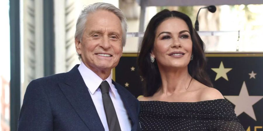 Catherine Zeta-Jones und Ehemann Michael Douglas auf dem Hollywood Walk of Fame.