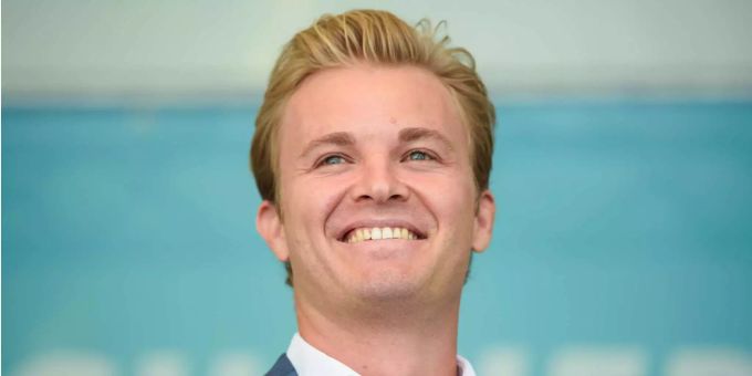 Nico Rosberg, ehemaliger Automobilrennfahrer und Formel 1-Weltmeister 2016, lacht während eines Gespräches. nico rosberg
