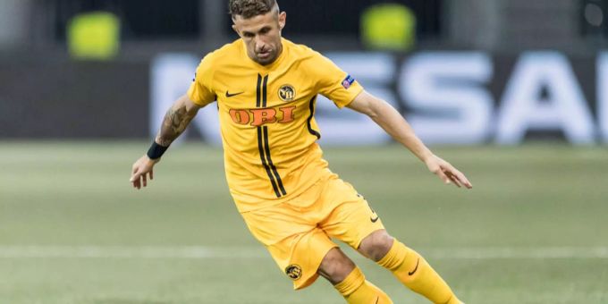 Miralem Sulejmani dribbelt mit dem Ball. Miralem Sulejmani YB