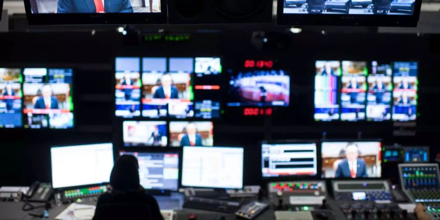 Blick in die Regie während der Hauptausgabe der Tagesschau im Schweizer Radio und Fernsehen (SRF).