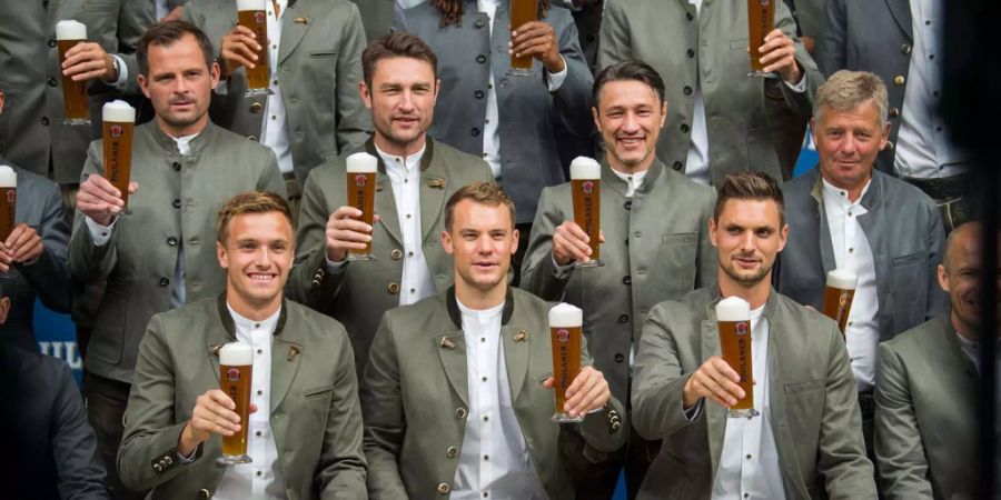 Katerstimmung bei den Bayern: Manuel Neuer (Mitte) mit seinen Teamkollegen bei einem Fototermin in einer Brauerei.