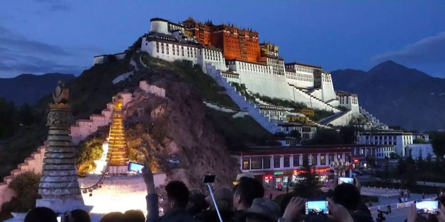 Der Potala Palace war die Residenz des Dalai Lama bis zu seiner Flucht aus Tibet. Heute ist der Palast ein Museum und ein Weltkulturerbe.