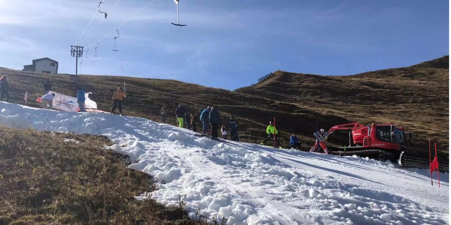 Ein Bügellift bringt die Nachwuchs-Skirennfahrer auf der Tschentenalp hinauf zur Skipiste.