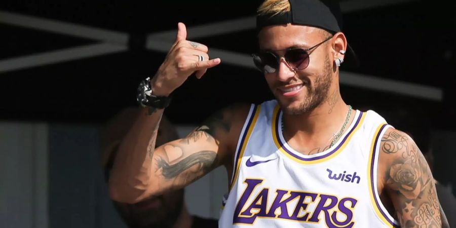 Neymar besucht einen Surfing Event in Portugal.