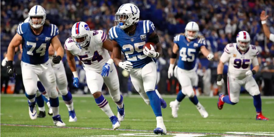 Kaum erhält Indianapolis-Quarterback Unterstützung von seinen Running Backs, «läuft» es den Colts wie geschmiert. Marlon Mack läuft beim 37:5-Sieg gegen die Buffalo Bills für 126 Yards und erzielt einen Touchdown. Und Luck? Vier Touchdownpässe und 156 Yards. Auch nicht schlecht.