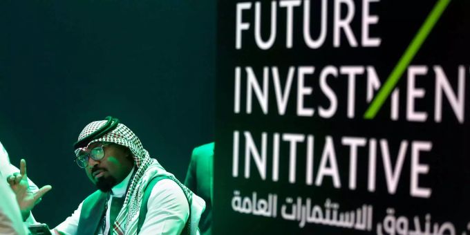 Ein saudischer Mitarbeiter druckt Badges von Teilnehmern der "Future Investment Initiative" Konferenz. Der Fall Khashoggi überschattet die geplante Wirtschaftskonferenz, auf der das Königreich um ausländische Investoren werben will. Wie zuvor bereits andere Vertreter aus Politik und Wirtschaft sagte am Montag auch Siemens-Chef Kaeser seinen Besuch ab. Ein saudischer Mitarbeiter druckt Badges von Teilnehmern der "Future Investment Initiative" Konferenz. Der Fall Khashoggi überschattet die geplante Wirtschaftskonferenz, auf der das Königreich um ausländische Investoren werben will. Wie zuvor bereits andere Vertreter aus Politik und Wirtschaft sagte am Montag auch Siemens-Chef Kaeser seinen Besuch ab.