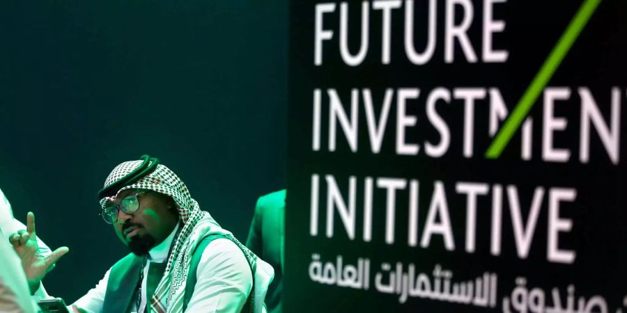 Ein saudischer Mitarbeiter druckt Badges von Teilnehmern der "Future Investment Initiative" Konferenz. Der Fall Khashoggi überschattet die geplante Wirtschaftskonferenz, auf der das Königreich um ausländische Investoren werben will. Wie zuvor bereits andere Vertreter aus Politik und Wirtschaft sagte am Montag auch Siemens-Chef Kaeser seinen Besuch ab.