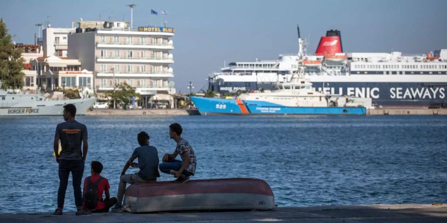 Flüchtlinge und Migranten sitzen im Hafen von Mitilini, Griechenland.