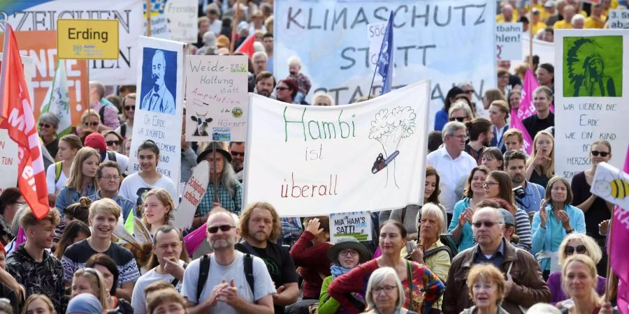 Demonstranten halten ein Transparent mit der Aufschrift «Hambi ist überall» – gemeint ist Hambacher Forst – in den Händen.