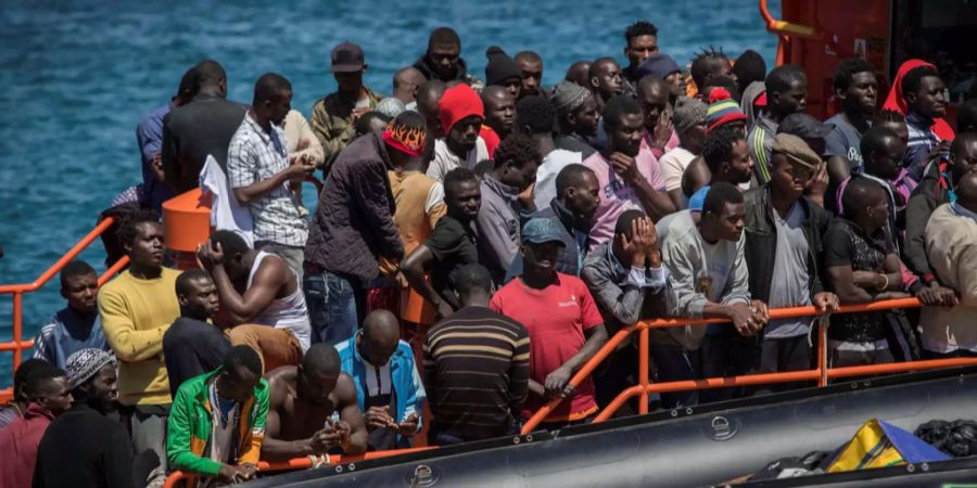 Migranten auf einem Schiff in Südspanien.