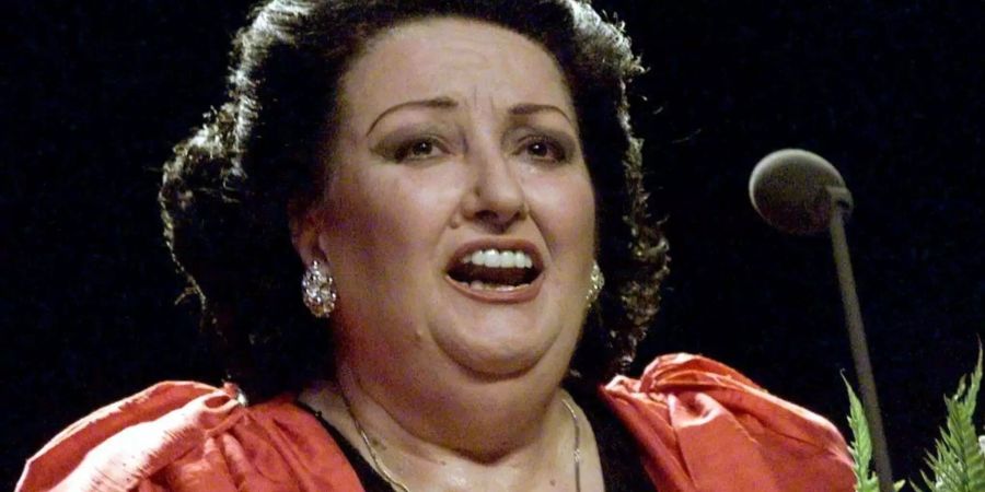 17.09.2000, Bulgarien, Sofia: Die spanische Sopranistin Montserrat Caballe gibt auf einer Bühne am  Kulturpalast in Sofia ein Konzert.