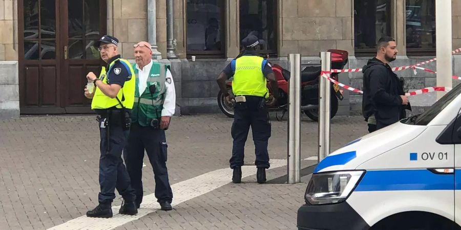 Nach dem Angriff auf zwei Touristen in Amsterdam geht die Polizei von einem terroristischen Tatmotiv aus.