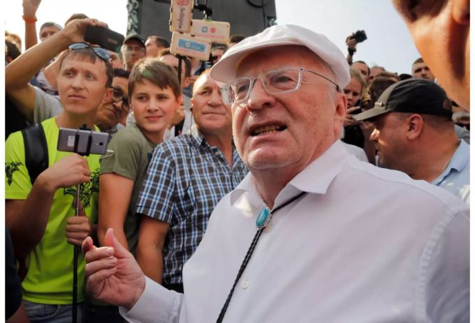 Wladimir Schirinowski, Parteivorsitzender der Liberal-Demokratischen Partei Russlands (LDPR), einer russisch-nationalistischen Partei, spricht bei einer Kundgebung mit Demonstranten. Wladimir Schirinowski