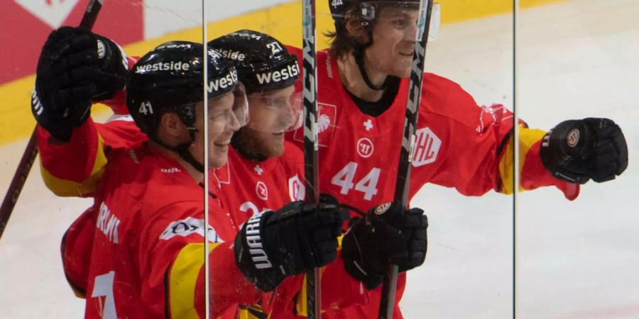 Spieler des SC Bern bejubeln den Sieg gegen die Cardiff Devils.