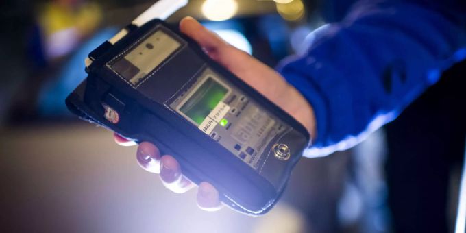 Alkoholmessgerät in der Hand eines Polizisten - Keystone Alkoholmessgerät in der Hand eines Polizisten - Keystone
