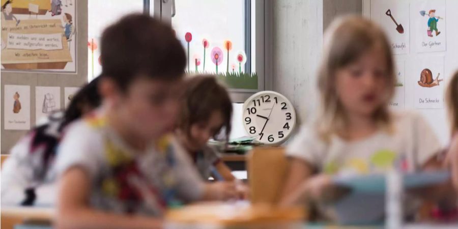 Eine Uhr, die während einer doppelten Wissenschafts- und Lesestunde einer Grundschulklasse im Kanton Aargau abgebildet wurde.