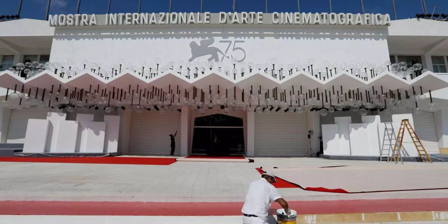 Arbeiter bereiten den roten Teppich für das Filmfestival in Venedig vor.