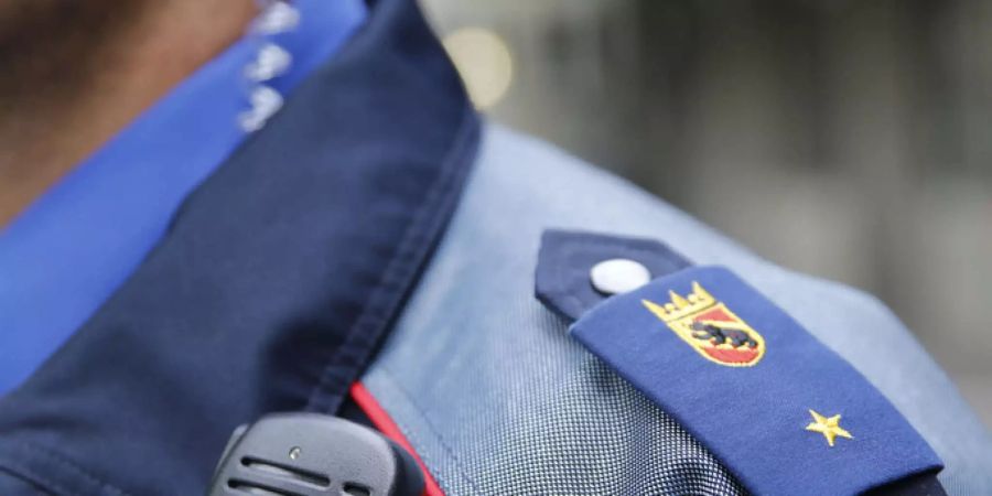 Brust und Schulter eines Polizisten der Kantonspolizei Bern - Keystone